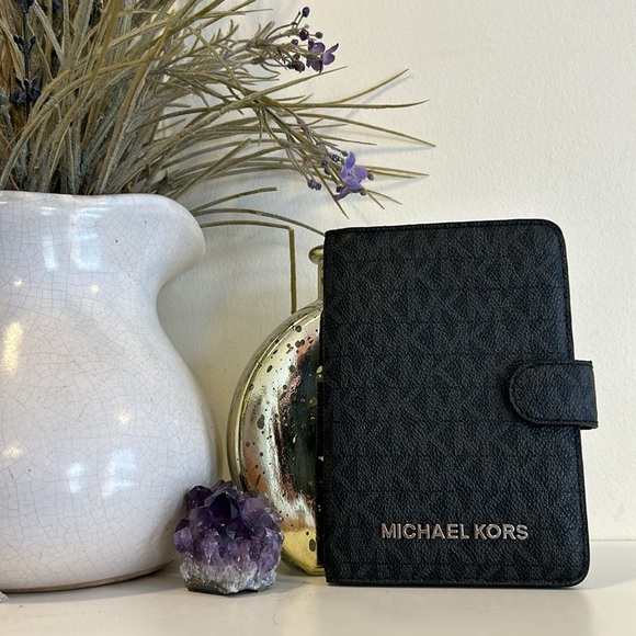 Michael kors monogram charcoal passport holder - Picture 3 of 14